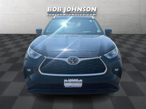 Midnight Black Metallic 2022 Toyota Highlander XLE