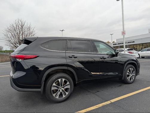 Midnight Black Metallic 2022 Toyota Highlander XLE