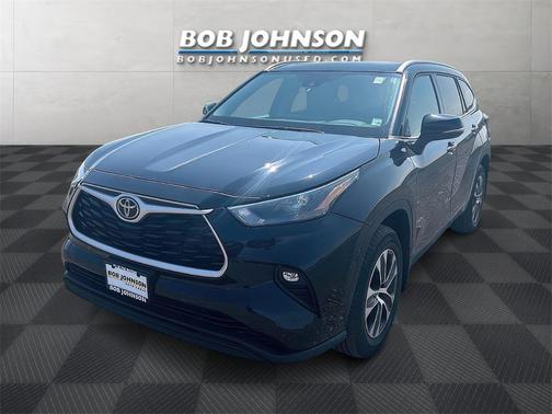 Midnight Black Metallic 2022 Toyota Highlander XLE