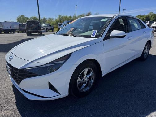 Quartz White 2022 Hyundai ELANTRA SE