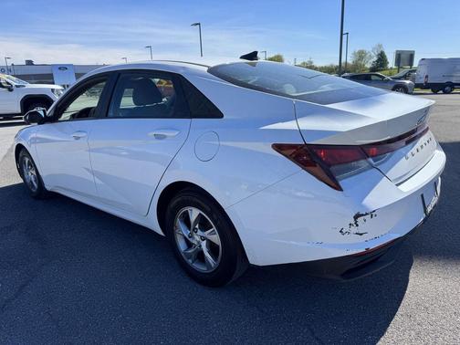 Quartz White 2022 Hyundai ELANTRA SE