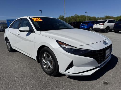 Quartz White 2022 Hyundai ELANTRA SE