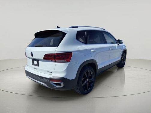 Pure White 2022 Volkswagen Taos 1.5T SE