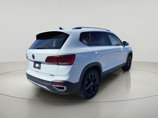 Pure White 2022 Volkswagen Taos 1.5T SE