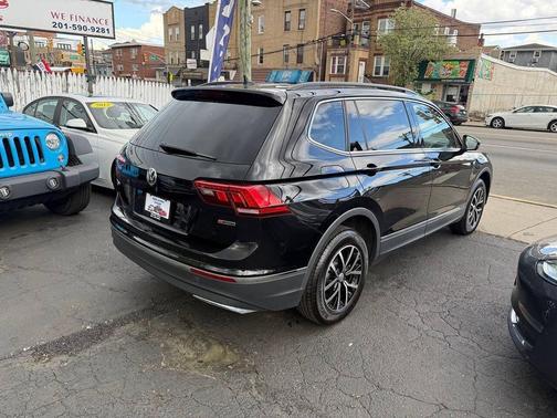 Deep Black Pearl 2021 Volkswagen Tiguan 2.0T SE 4MOTION