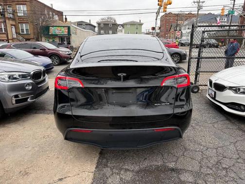 2022 Tesla Model Y Long Range Dual Motor All-Wheel Drive