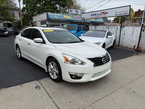 Solid White 2015 Nissan Altima 2.5 SV