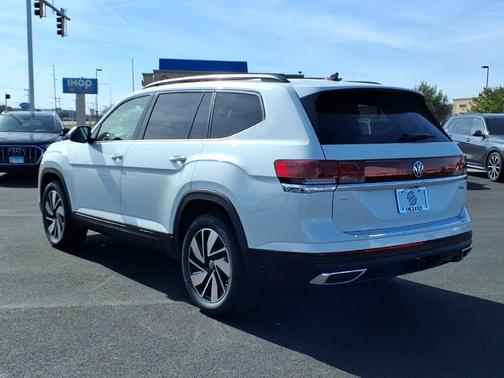 Opal White Pearl 2026 Volkswagen Atlas 2.0T Peak Edition