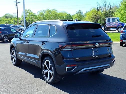 Deep Black Pearl Effect 2026 Volkswagen Taos 1.5T SEL