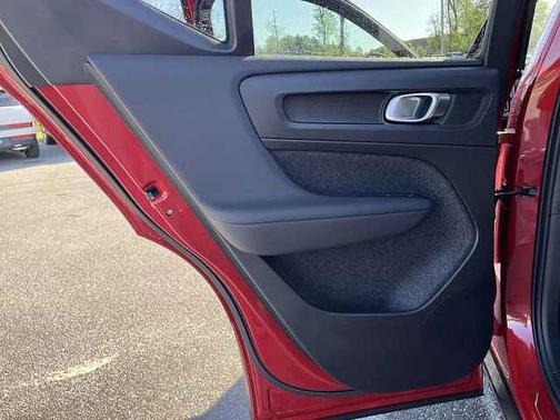 Fusion Red 2024 Volvo XC40 Plus