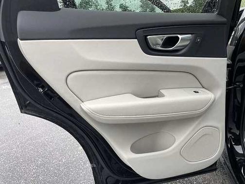 Onyx Black 2023 Volvo XC60 Plus