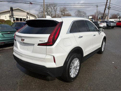 Crystal White Tri-Coat 2024 Cadillac XT4 Luxury