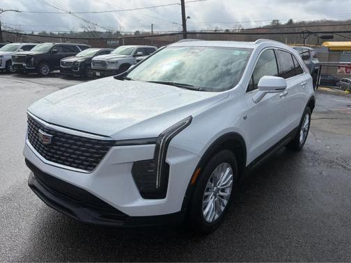 Crystal White Tri-Coat 2024 Cadillac XT4 Luxury