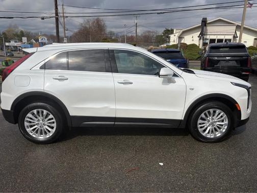 Crystal White Tri-Coat 2024 Cadillac XT4 Luxury