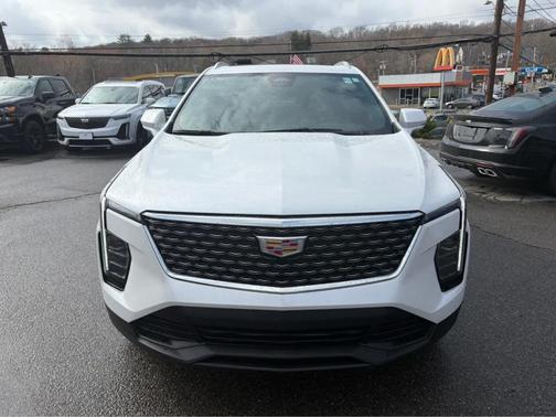 Crystal White Tri-Coat 2024 Cadillac XT4 Luxury
