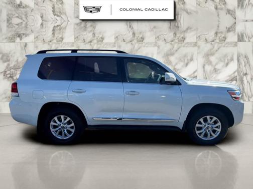 Blizzard Pearl 2017 Toyota Land Cruiser V8