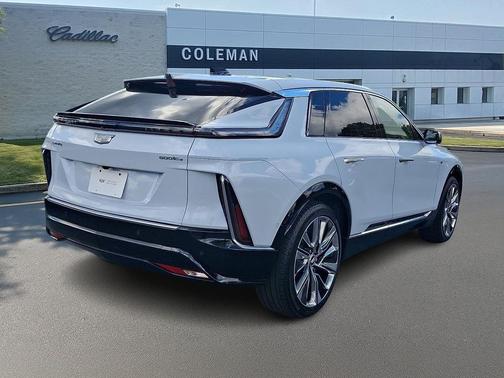 Vibrant White Tricoat 2026 Cadillac LYRIQ Signature Luxury