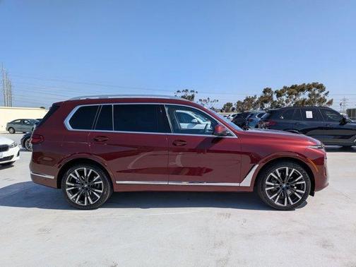 Aventurin Red Metallic 2025 BMW X7 xDrive40i