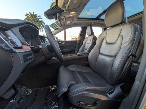 2023 Volvo XC60 Recharge Plug-In Hybrid T8 Ultimate Bright Theme