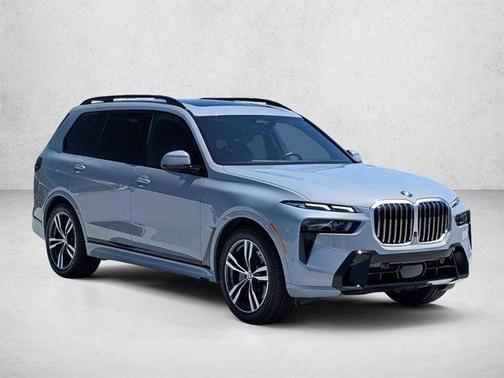 Gray Metallic 2023 BMW X7 xDrive40i