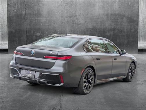 2025 BMW 740 i
