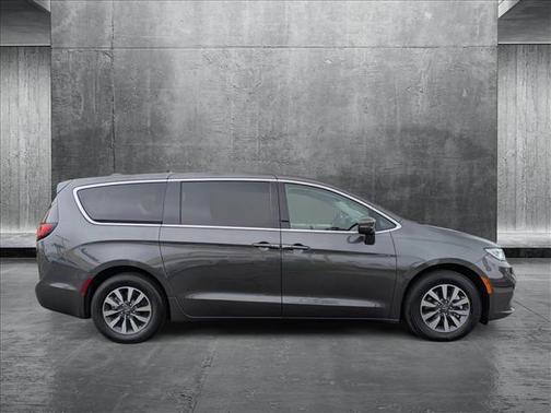 2022 Chrysler Pacifica Hybrid Touring L