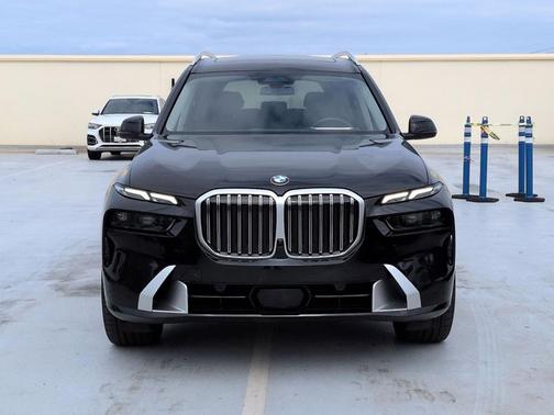 Black Sapphire Metallic 2024 BMW X7 xDrive40i
