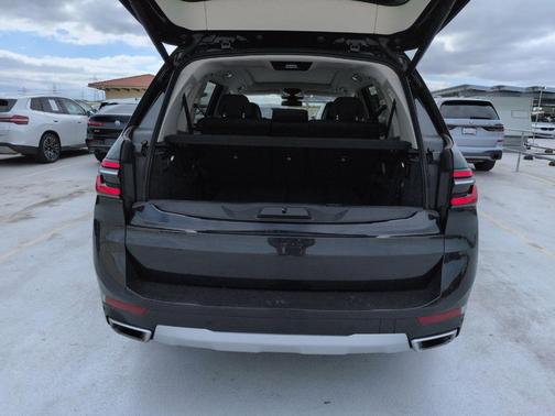 Black Sapphire Metallic 2024 BMW X7 xDrive40i