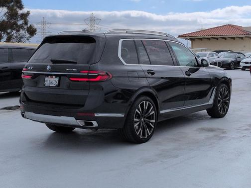 Black Sapphire Metallic 2024 BMW X7 xDrive40i