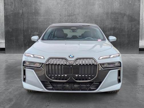 2025 BMW 740 i