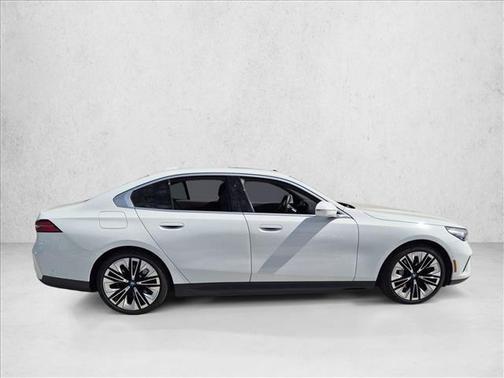 Alpine White 2024 BMW i5 eDrive40
