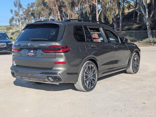 Manhattan Green Metallic 2026 BMW X7 M60i