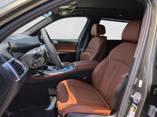 Manhattan Green Metallic 2027 BMW X7 xDrive40i