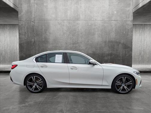 Photo 4 of 26 of 2020 BMW 330 i
