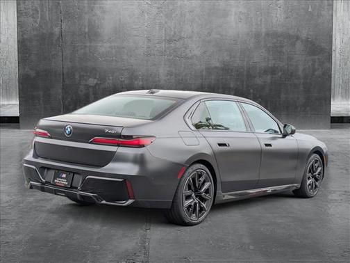 2025 BMW 740 i