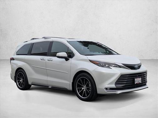 2025 Toyota Sienna Platinum 7 Passenger
