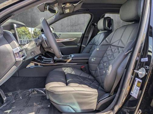 2025 BMW 740 i