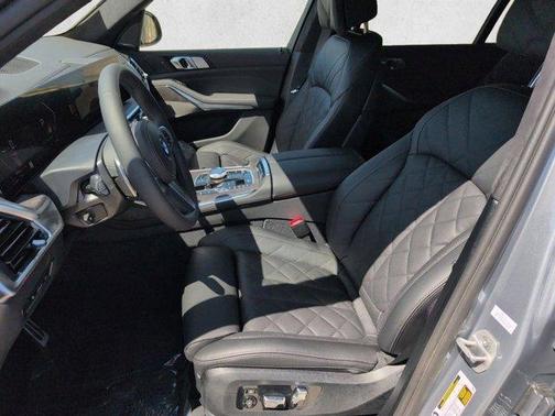 Gray Metallic 2026 BMW X7 xDrive40i