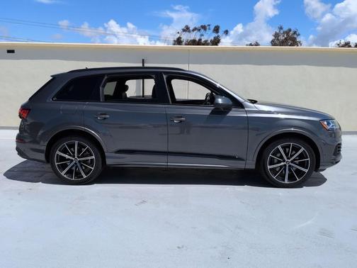 Samurai Gray Metallic 2021 Audi Q7 55 Premium Plus
