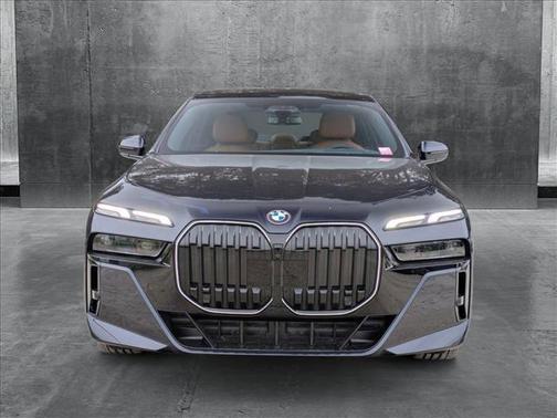 2025 BMW 740 i