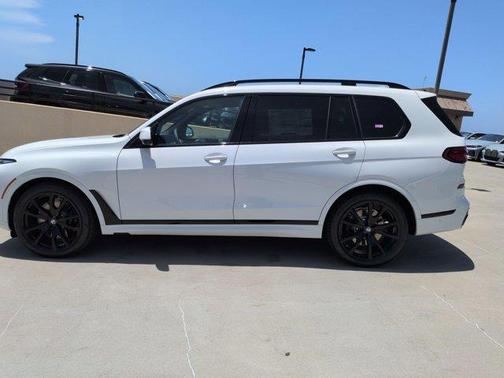 Alpine White 2027 BMW X7 xDrive40i