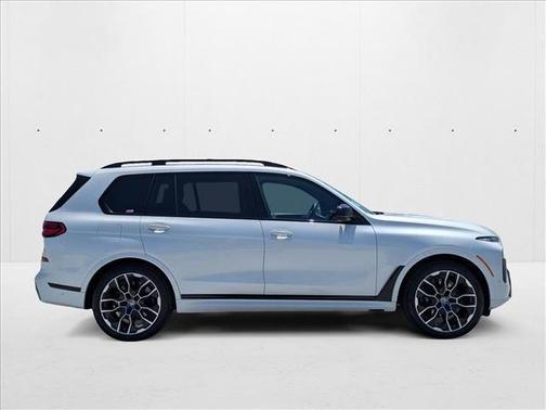 2023 BMW X7 M60i