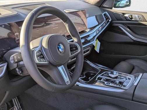 Mineral White Metallic 2026 BMW X7 xDrive40i
