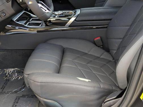2025 BMW 750e xDrive