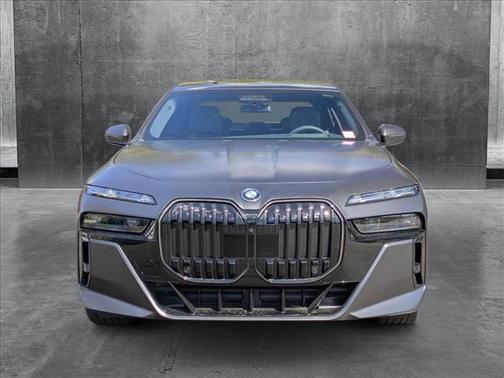 2025 BMW 750e xDrive