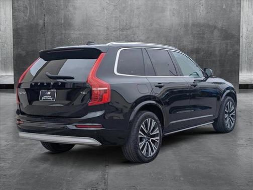 2022 Volvo XC90 T6 Momentum 7 Passenger