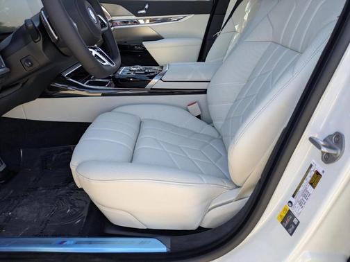 Mineral White Metallic 2026 BMW i7 XDrive60