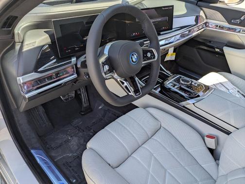 Mineral White Metallic 2026 BMW i7 XDrive60