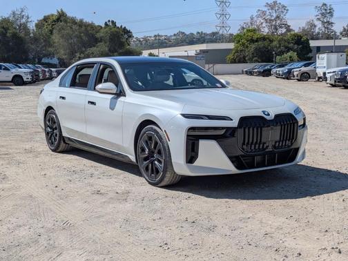 Mineral White Metallic 2026 BMW i7 XDrive60