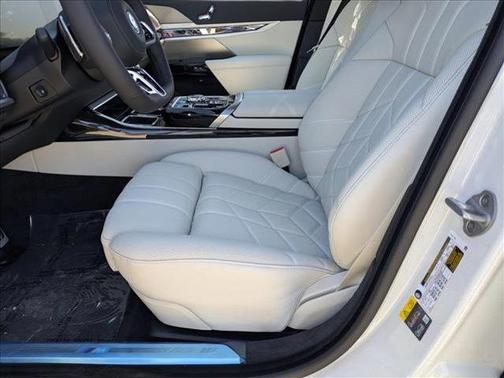 Mineral White Metallic 2026 BMW i7 XDrive60